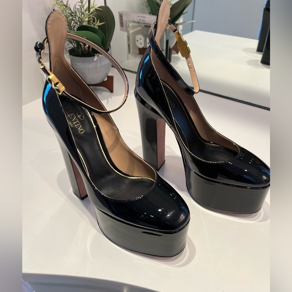 Valentino Garavani Tan-Go Platform Pumps - Picture 6 of 10